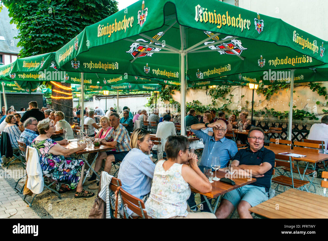 Koblenz Allemagne -28.07.2018 Photo de gens assis dans un jardin de la bière allemande typique koenigsbacher dans la ville de Koblenz. Banque D'Images