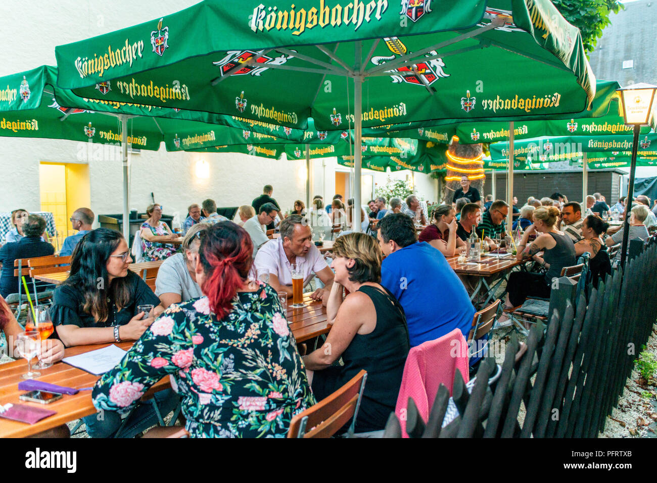 Koblenz Allemagne -28.07.2018 Photo de gens assis dans un jardin de la bière allemande typique koenigsbacher dans la ville de Koblenz. Banque D'Images