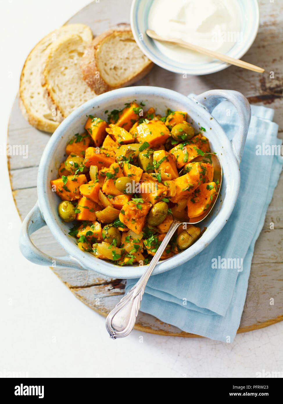 Slada bata halwa, salade de pommes de terre douce d'Afrique du Nord avec les olives, le persil et la coriandre Banque D'Images