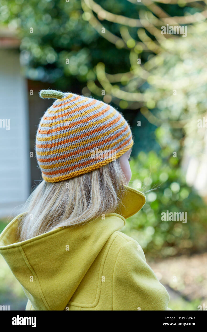 Girl (5 ans) portant des étoffes stripy winter hat Banque D'Images