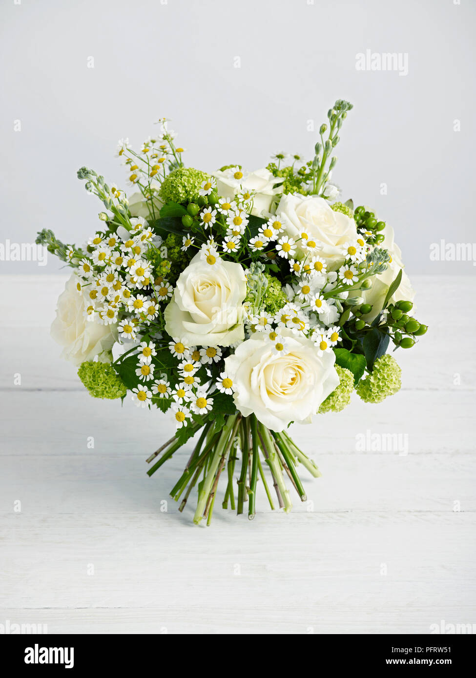 Blanc et vert bouquet composé de la barre d'hypericum vert, blanc, rose guelder, Alchemilla mollis, white rose, camomille Banque D'Images