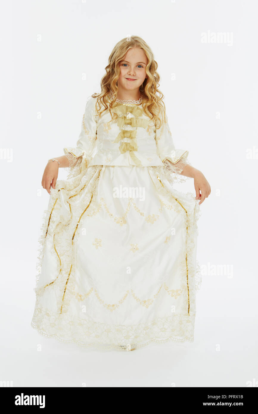 Girl wearing white robe de bal en satin Banque D'Images