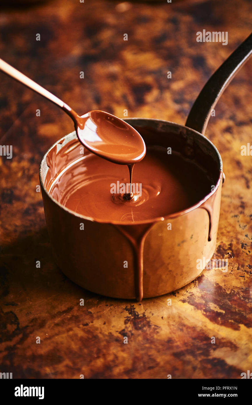La fabrication du chocolat et sorbet au miel Banque D'Images