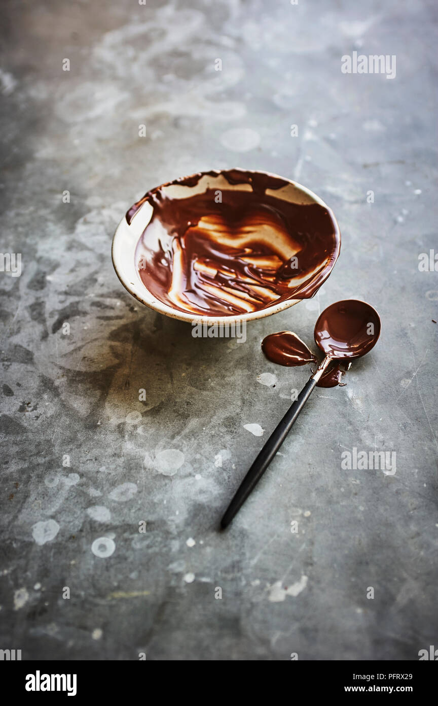 Le chocolat fondu dans le bol et cuillère Banque D'Images