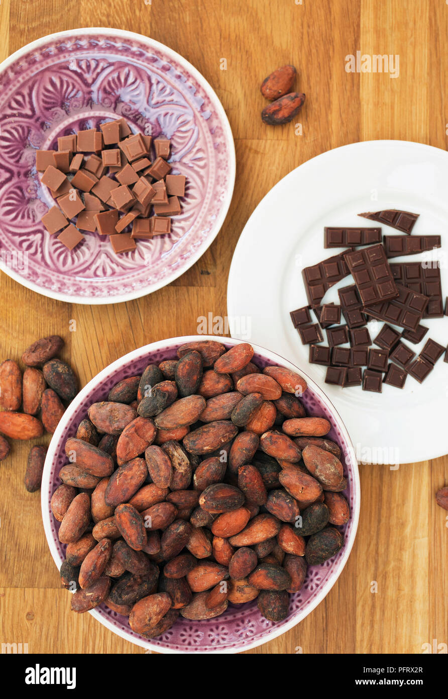 Le chocolat, les fèves de cacao, et nibs de cacao Banque D'Images