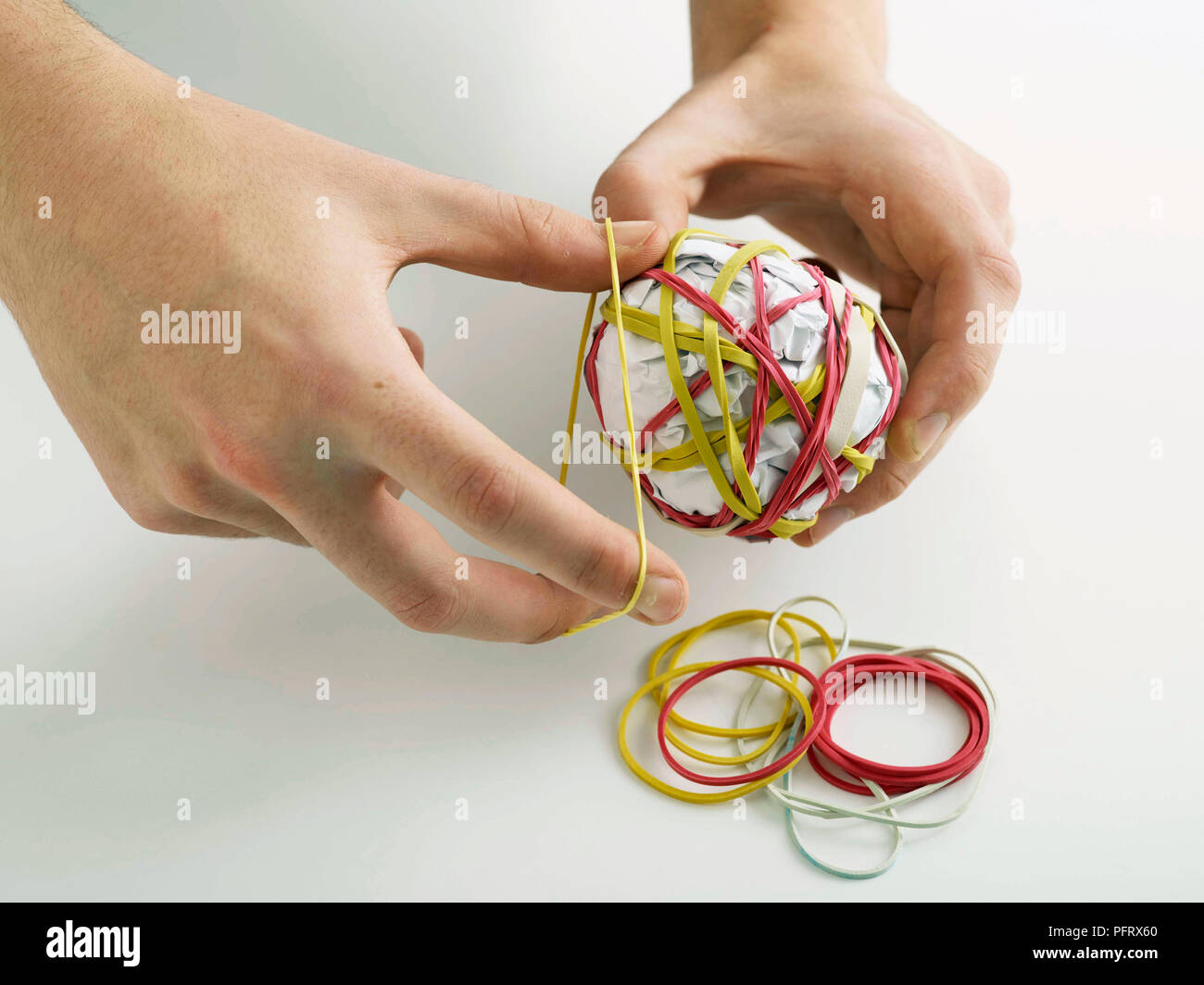 L'étape par étape de la bande en caoutchouc des planètes. L'étape 7, couvrir le paer avec rouge, jaune et blanc pour faire des bandes de Jupiter. Banque D'Images