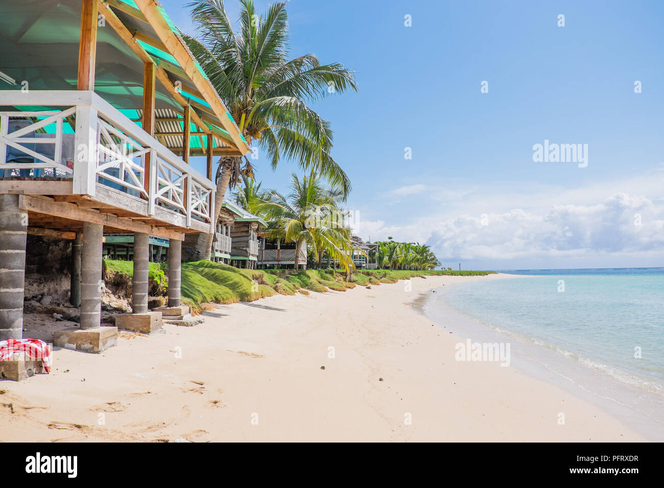 Plage de Manase, Savai'i, les Samoa occidentales, Pacifique Sud - fale Logements touristiques à côté de la mer bleue et de sable Banque D'Images
