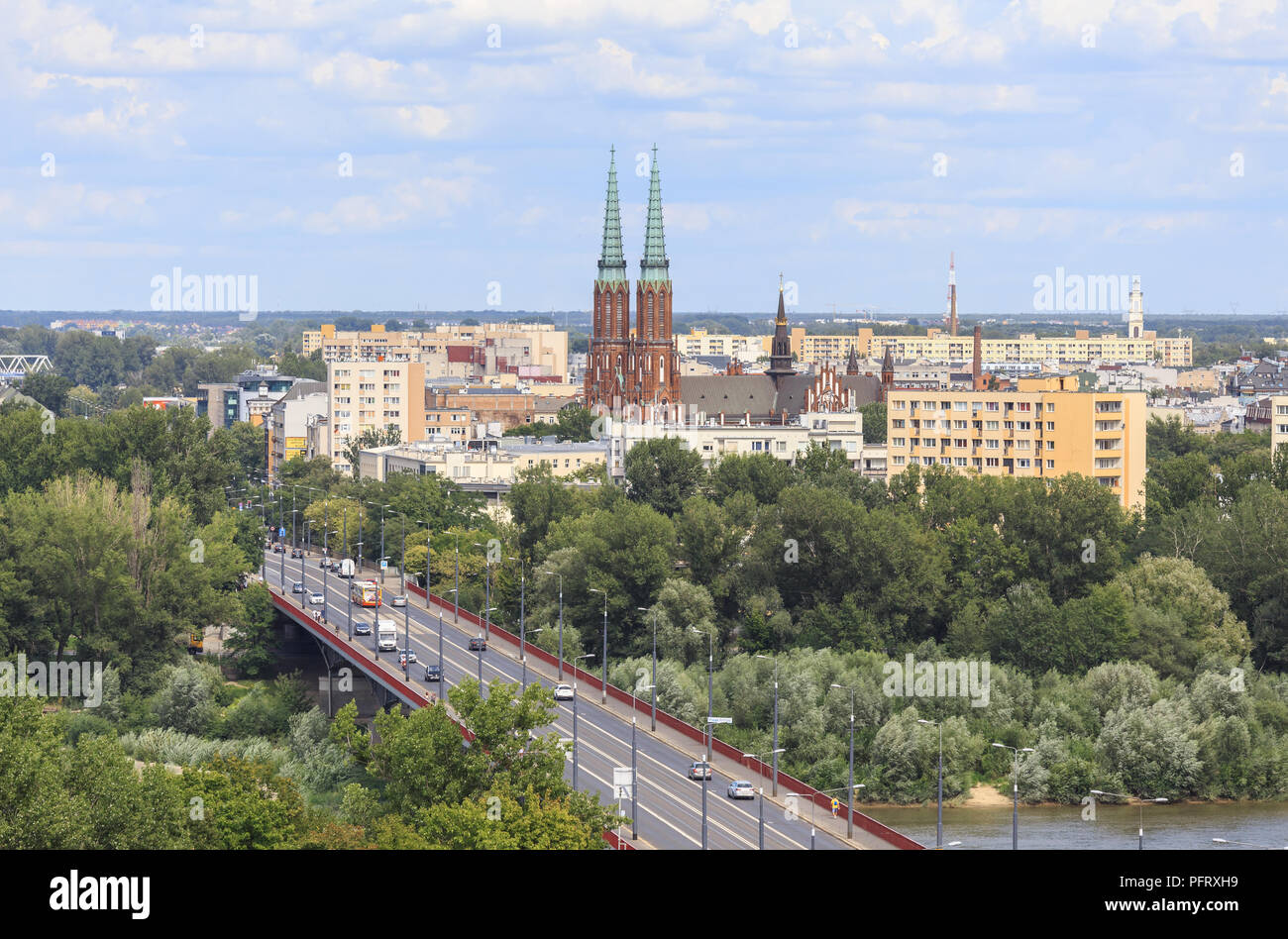 Pont Slasko-Dabrowski et du district de Varsovie Praga avec des tours de la cathédrale de St Florian vue à partir de la terrasse offrant une vue sur la tour de l'église St. Banque D'Images