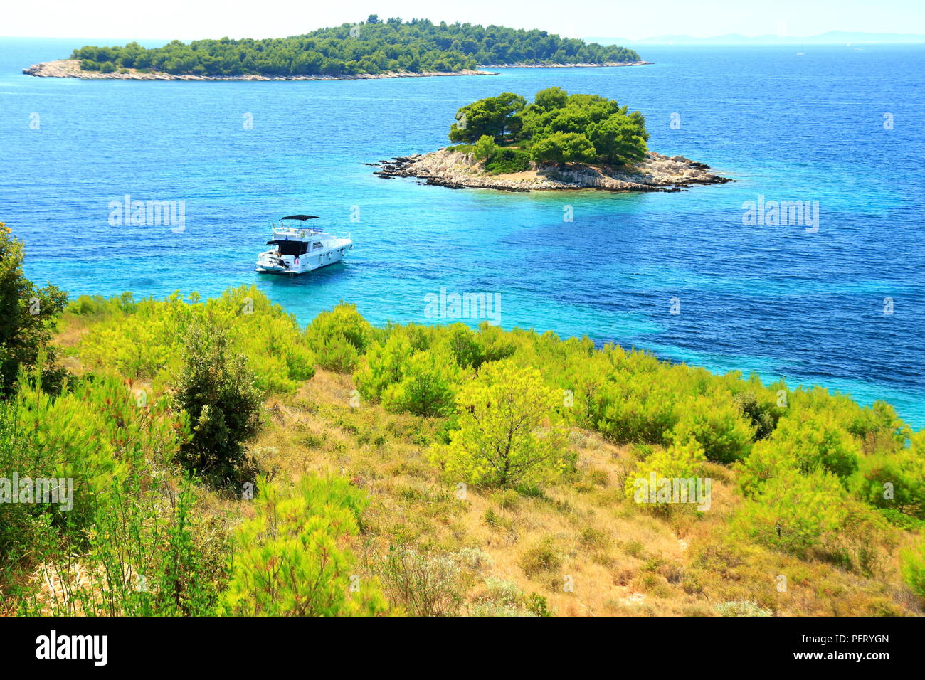 Paradise Island, le yacht et le bleu turquoise de la mer Adriatique en Croatie Banque D'Images