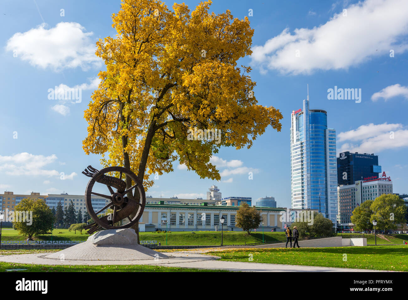 Minsk, Belarus - 27 septembre 2017 : Monument aux Bélarusses loin de leur patrie près de la Trinité sur le remblai Svisloch Banlieue Banque D'Images