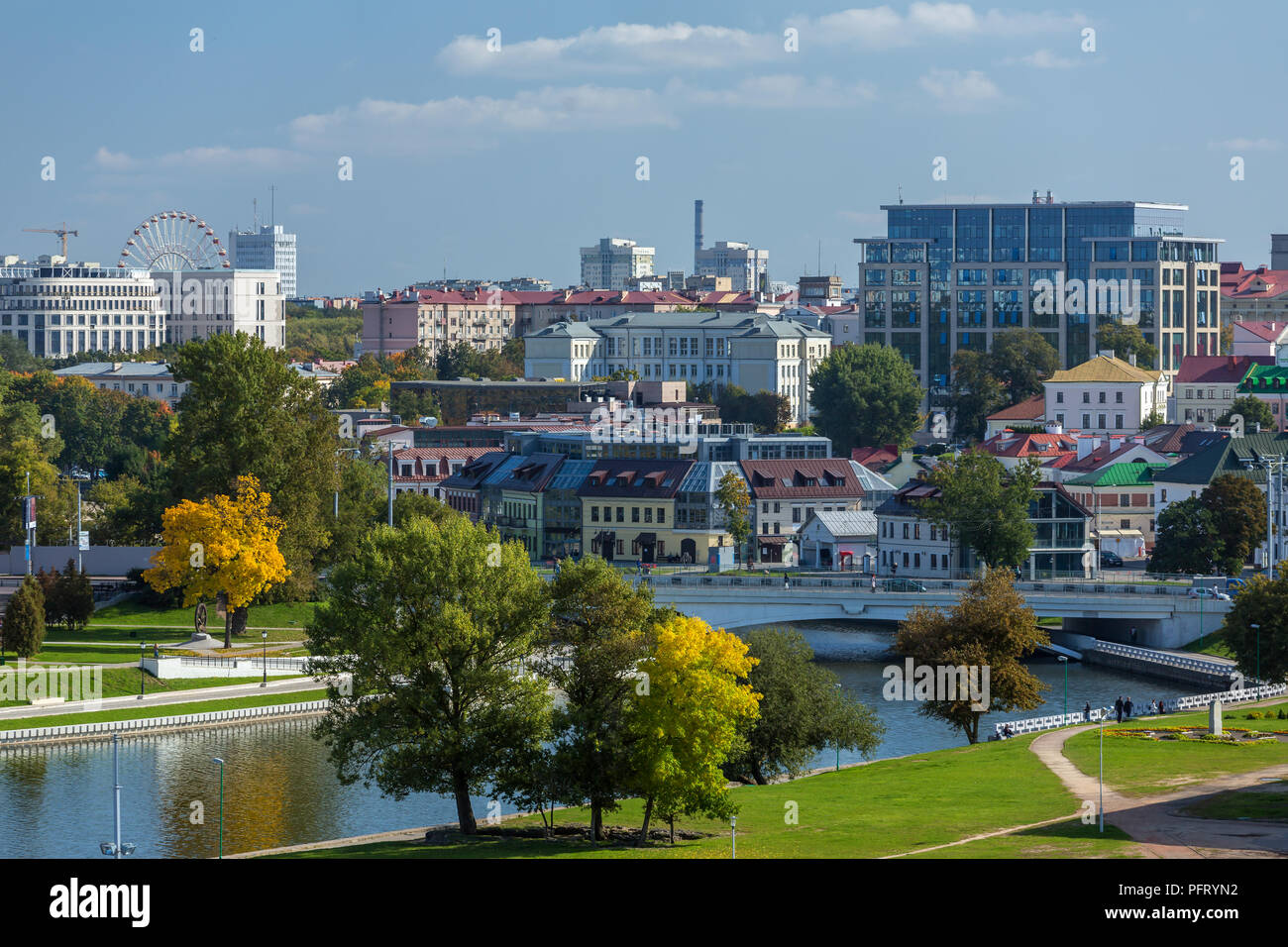 Vue panoramique vue d'automne du centre historique de Minsk, en Biélorussie. Rivière Svisloch et célèbre Zybickaya Street View Banque D'Images