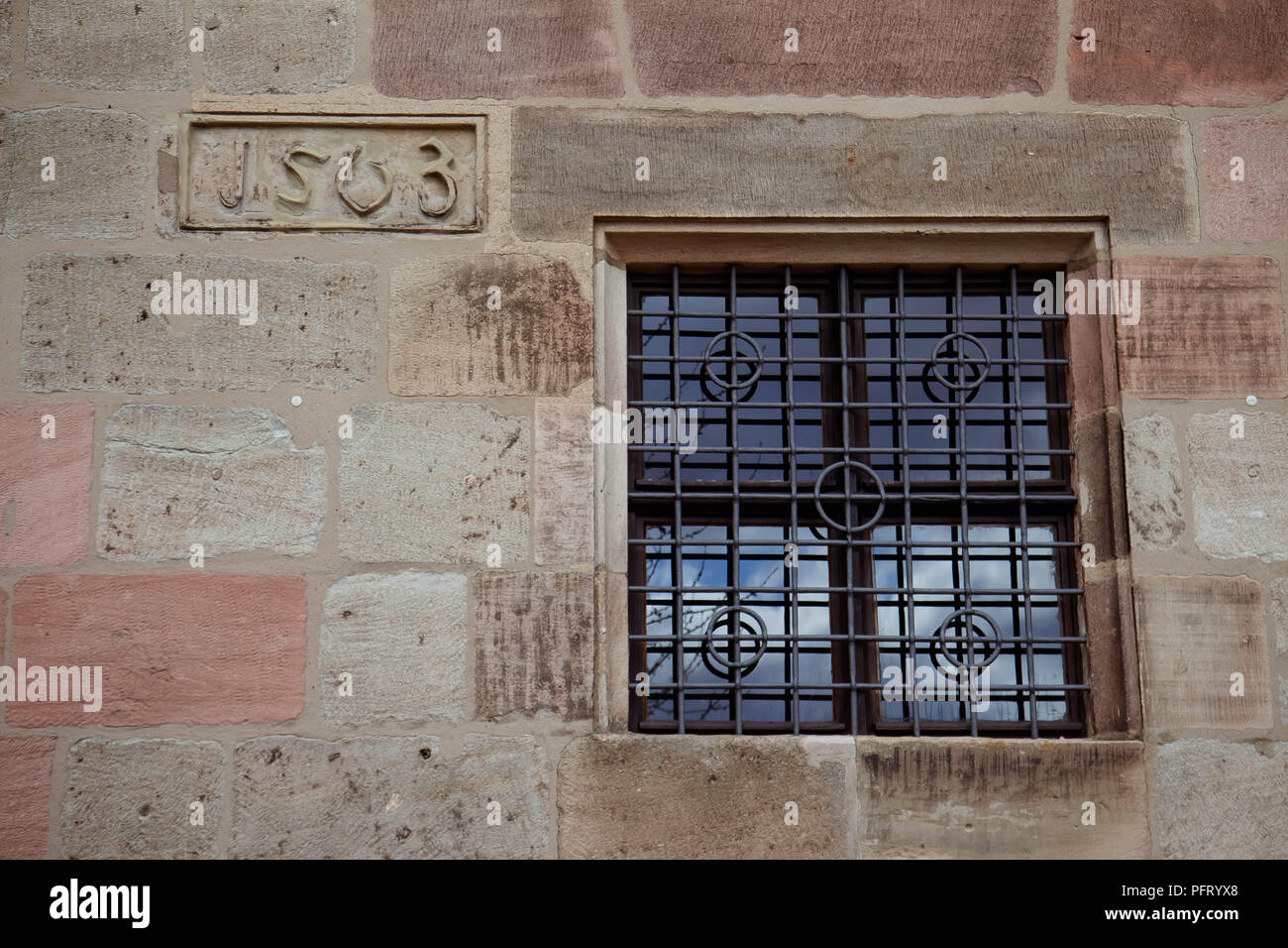 Construction d'un mur avec une fenêtre et une date de construction soignée en pierre (1503), Nuremberg, Allemagne Banque D'Images