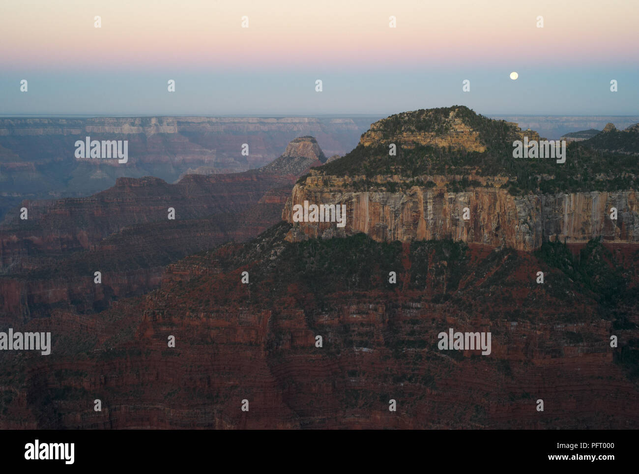 Paysage à Dawn avec Lune - Grand Canyon, vue du plateau nord Banque D'Images
