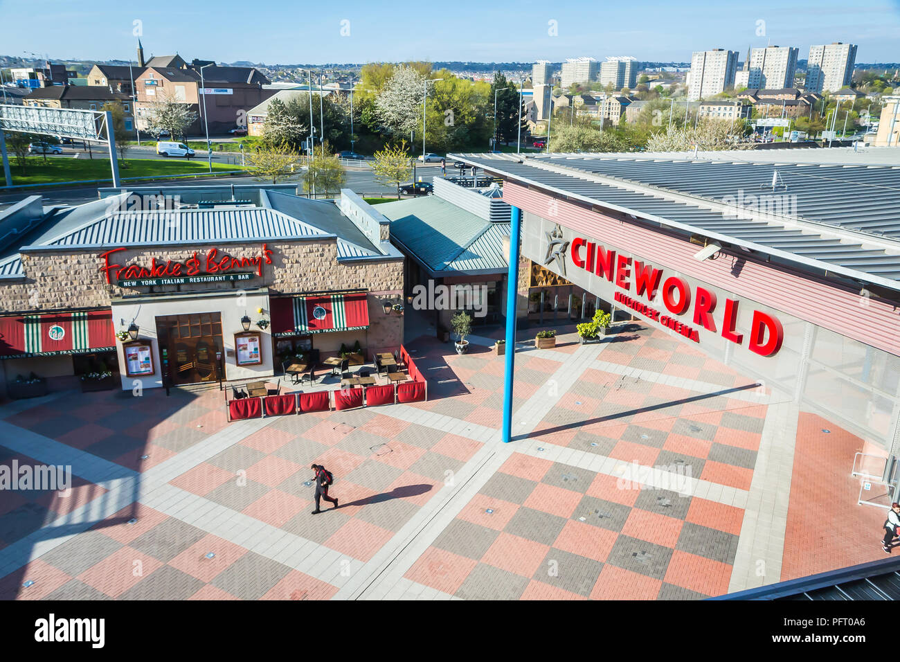 Bradford, Royaume-Uni - Mai 1, 2018 - Un homme marche dernières entrées de Frankie et Benny's restaurant et cinéma Cineworld Banque D'Images