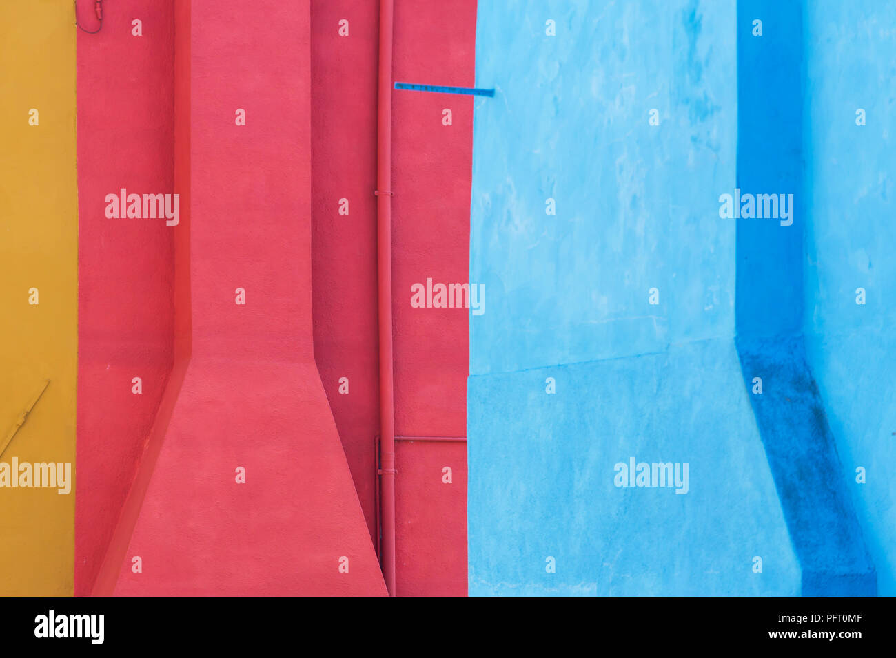 Vue rapprochée du mur extérieur d'une maisons peintes de couleur sur l'île de Burano, Venise, Italie. Cette île est célèbre pour ses superbes maisons de couleur mixte. Banque D'Images