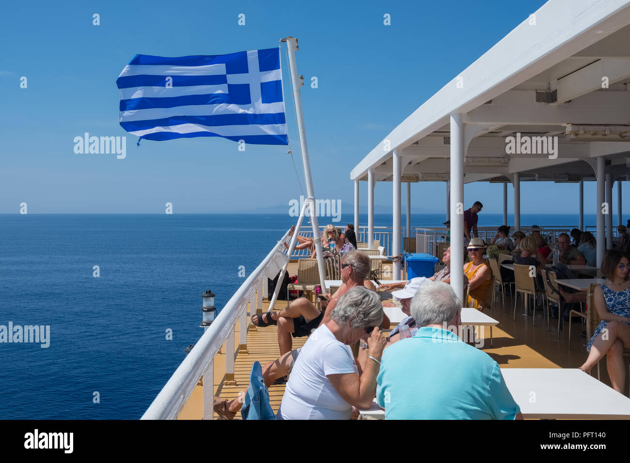 Paros, Grèce - 5 juin 2018 : les touristes voyageant sur un ferry grec à travers les Cyclades de la Grèce Banque D'Images