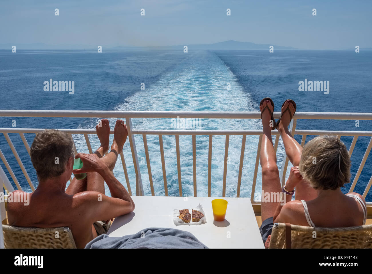 Paros, Grèce - 5 juin 2018 : les touristes voyageant sur un ferry grec à travers les Cyclades de la Grèce Banque D'Images