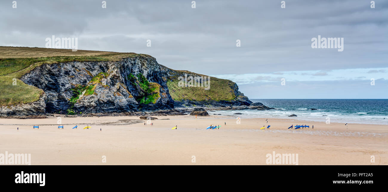 Une scène de plage à Mawgan Porth, Cornwall montrant une ligne régulière de surfeurs désireux de s'y tôt le matin session de surf sur l'Atlantique. Banque D'Images