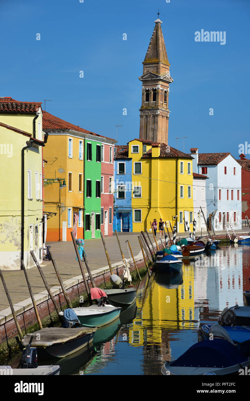 Burano, Venise les plus île colorée. Couché dans une seule étendue de la lagune du nord, reconnu de loin par sa tour de l'église d'inclinaison. Banque D'Images