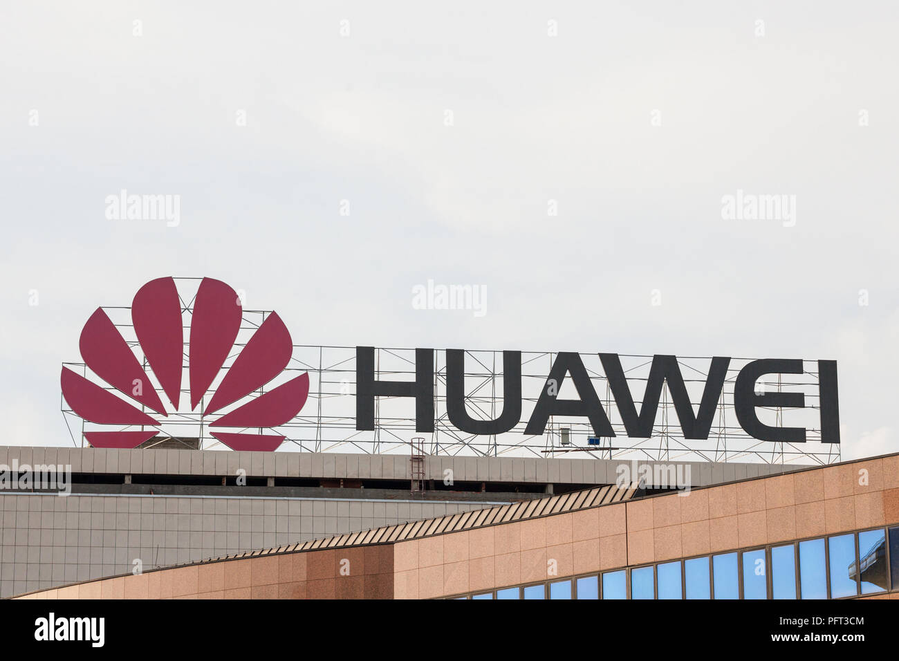 BELGRADE, SERBIE - août 21, 2018 : Huawei logo sur leur bureau de la Serbie à Belgrade. Huawei Technologies est un réseau chinois et telecommunicat Banque D'Images