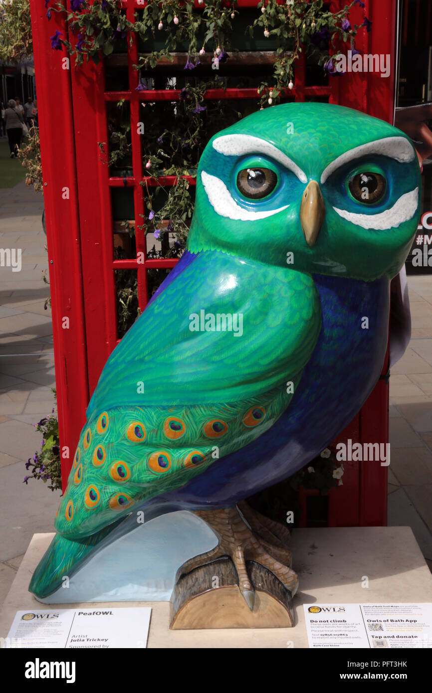 Paons, statue hibou dans Southgate, England UK Somerset Bath Spa Banque D'Images