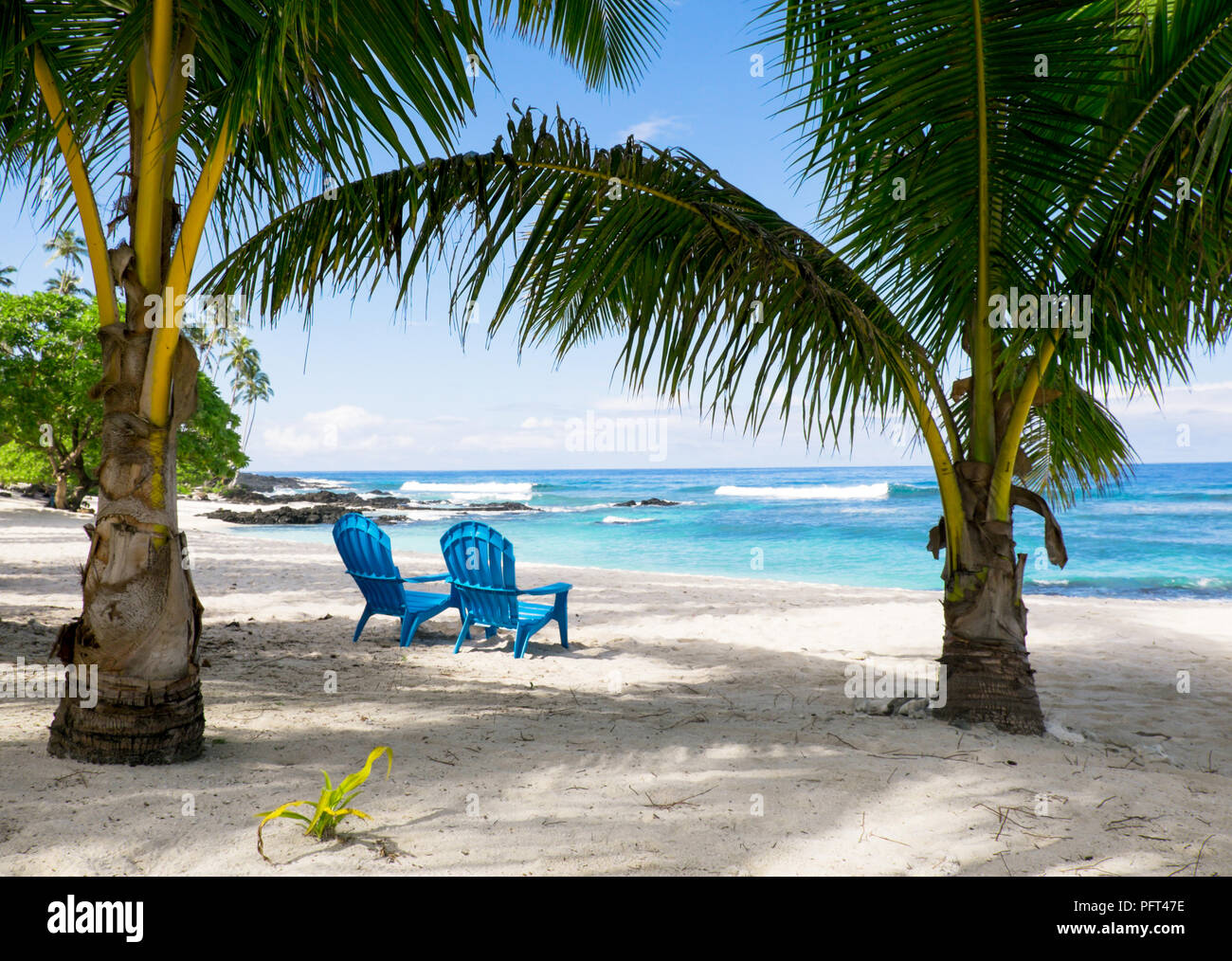 Deux transats sur la plage, l'île d'Upolu, dans l'ouest de Samoa, du Pacifique Sud Banque D'Images