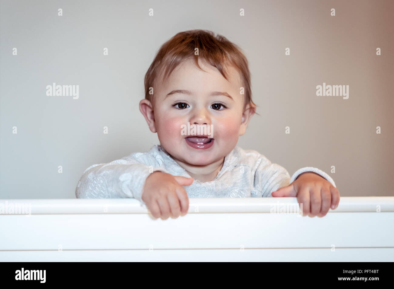 Portrait D Un Mignon Petit Garcon Debout Dans Le Lit Dans Chambre D Enfant Joli Bebe Adorable Wearing Pajamas Professionnels De La Petite Enfance En Sante Photo Stock Alamy