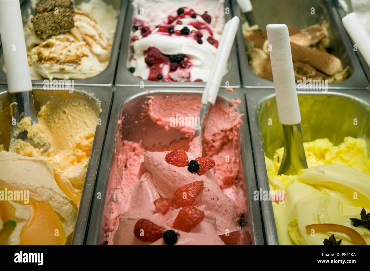 Gelato italien (ice cream) avec boules dans des conteneurs métalliques, close-up Banque D'Images