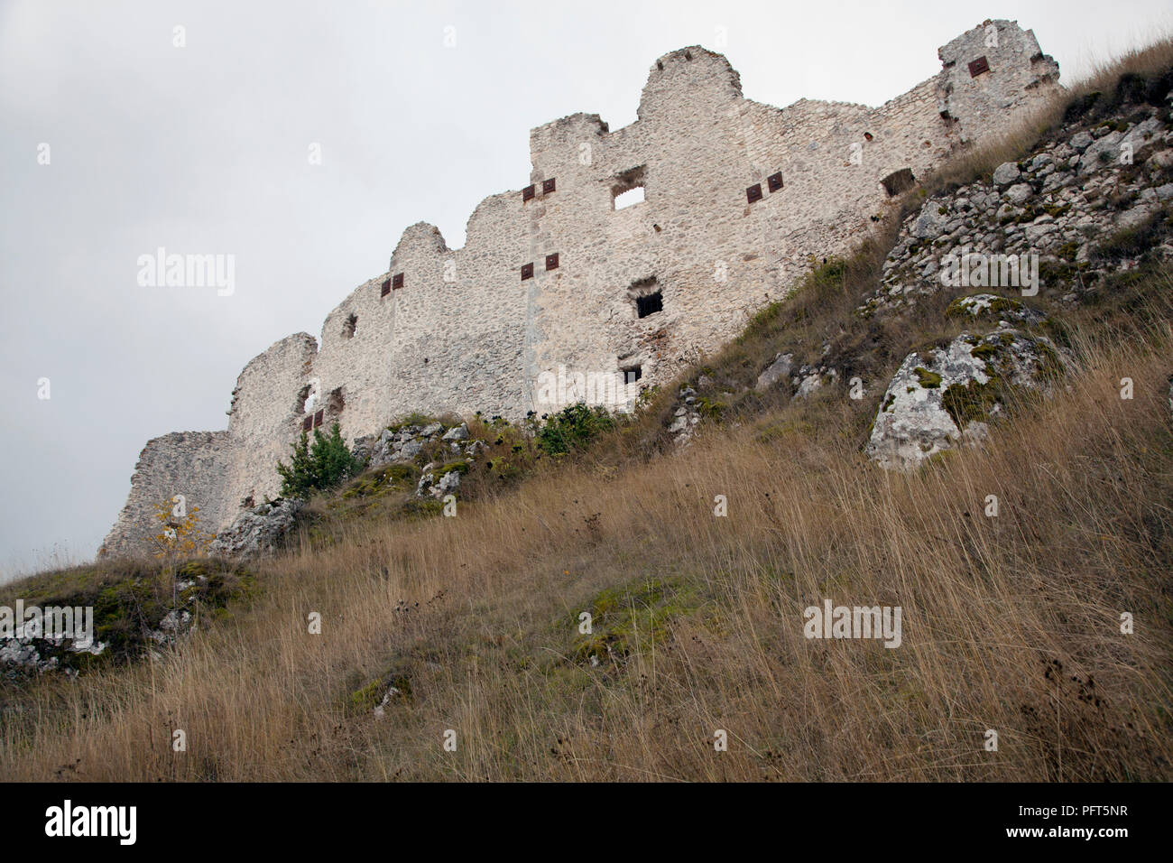 L'Italie, les Abruzzes, Rocca Calascio, vestiges de murs en maçonnerie de pierre et la forteresse du 10ème siècle à l'Aquila Province Banque D'Images