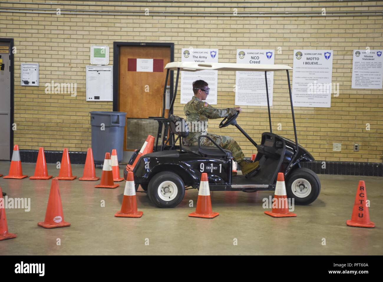 U.S Soldats et civils de la Garde nationale de Caroline du Sud, assister à la sécurité et santé au travail Fair au bluff Road Armory de Columbia, Caroline du Sud, 1 juin 2018. L'ARMÉE AMÉRICAINE Cpt. Tammy Muckenfuss, commandant de la 108e Détachement des affaires publiques, la Garde nationale de Caroline du Sud, utilise la CFA au cours offert par le Département du shérif du comté de Richland. L'événement vise à sensibiliser sur les questions de sécurité pour promouvoir la santé de l'éducation. Banque D'Images