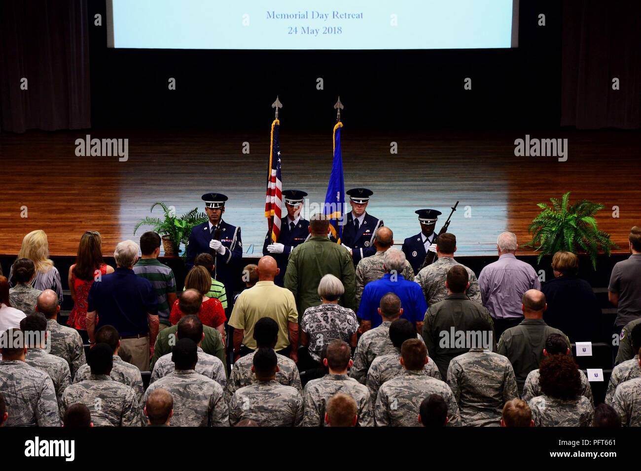 La Columbus Air Force Base sur la garde d'honneur présente les couleurs le 24 mai 2018, à Columbus AFB, Mississippi. L'Auditorium Kaye était rempli de membres de l'équipe de BLAZE et invités spéciaux à l'honneur Le Major Andrew Becker, ancien élève pilote ici, qui a fait le sacrifice ultime pour son pays. Banque D'Images