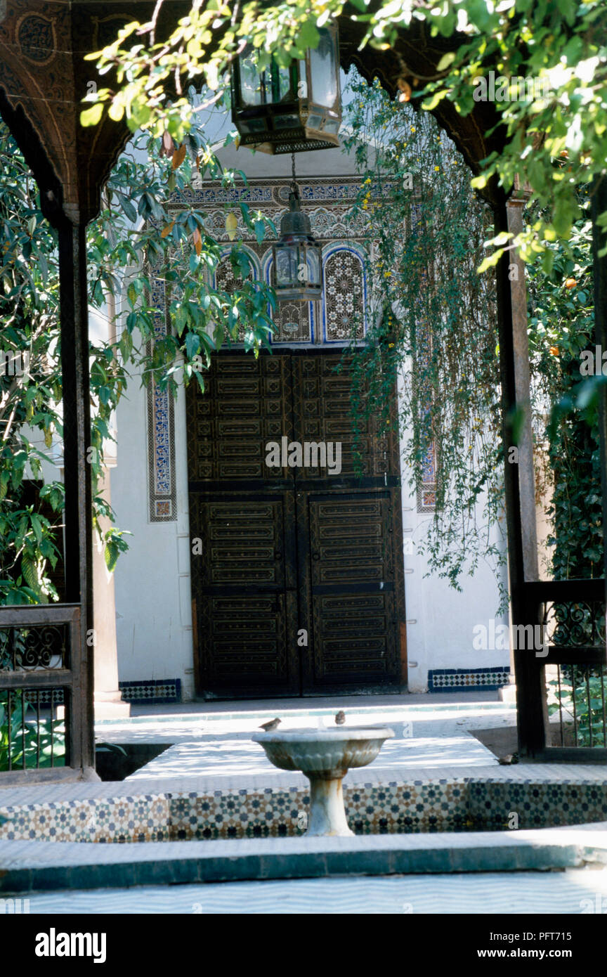 Le Maroc, Marrakech, Le Musée Dar Si Said, entrée privée, comme pavilion et fontaine de la riad (jardin andalou) et les oiseaux sauvages de potable bol ablutions Banque D'Images