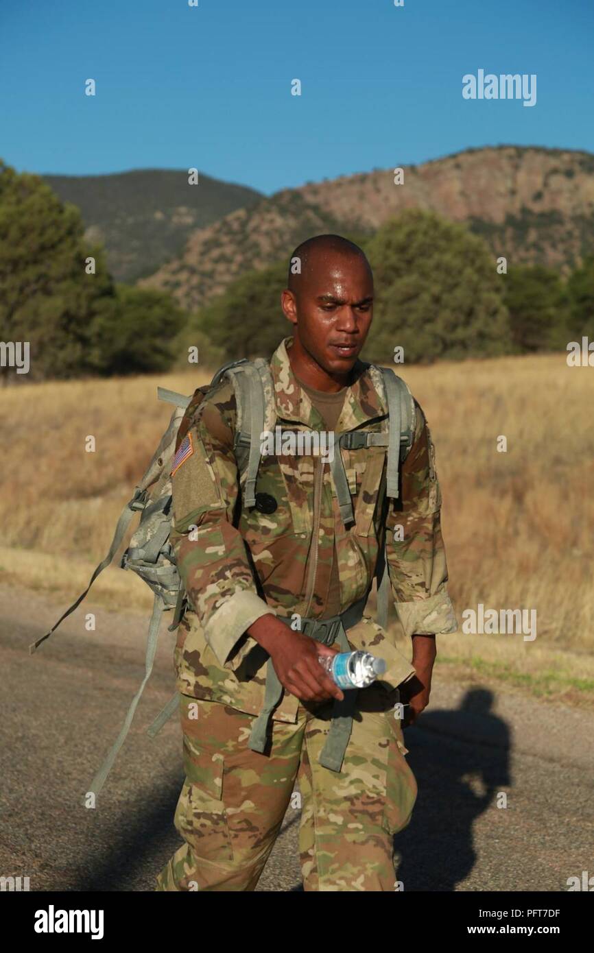 Le Sgt. 1re classe Deon Myers, le sous-officier Netcom de l'année lauréat, approche de la fin de la 12-Mile Road mars, au cours de la compétition meilleur guerrier NETCOM, qui s'est déroulé du 18 au 24 mai, au siège de Fort Huachuca, Netcom, Arizona) Banque D'Images