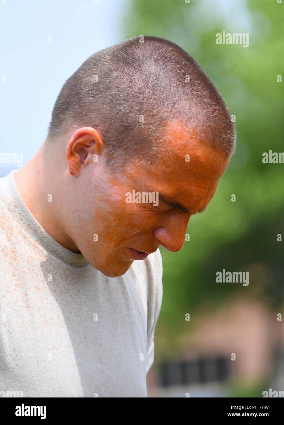 Airman Jared Petite, 319e Escadron des Forces de sécurité, contrôleur d'entrée de l'installation en grimace de douleur une fois pulvérisé dans le visage avec de l'aérosol capsique au cours de la formation, le 29 mai 2018, sur la base aérienne de Grand Forks, Dakota du Nord. Petite, était parmi un groupe de 319 FS des aviateurs qui ont terminé la formation, conçue pour les exposer à l'aérosol capsique préventivement afin d'éviter la panique s'ils entrent en contact avec elle au cours de leur carrière. Banque D'Images