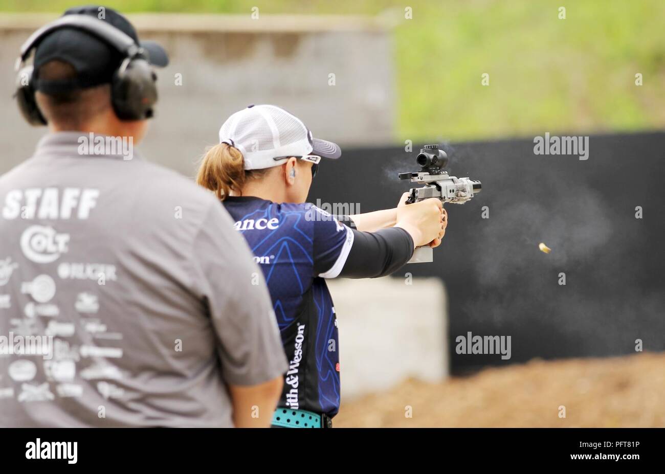 Des anciens de l'unité de tir de l'armée américaine Julie Golob, qui est maintenant avec Smith & Wesson, incendies son pistolet au cours de la cible en mouvement à l'événement 2018 Bianchi Cup à Columbia, Missouri le 25 mai. Après les trois jours, quatre-événement qui a attiré la concurrence pistolet d'action plus de 160 concurrents provenant de huit pays et 33 États, le USAMU veteran placé 6e de la Division Open Dames, juste derrière l'USAMU Le Sgt. Bahten Katlin. Banque D'Images