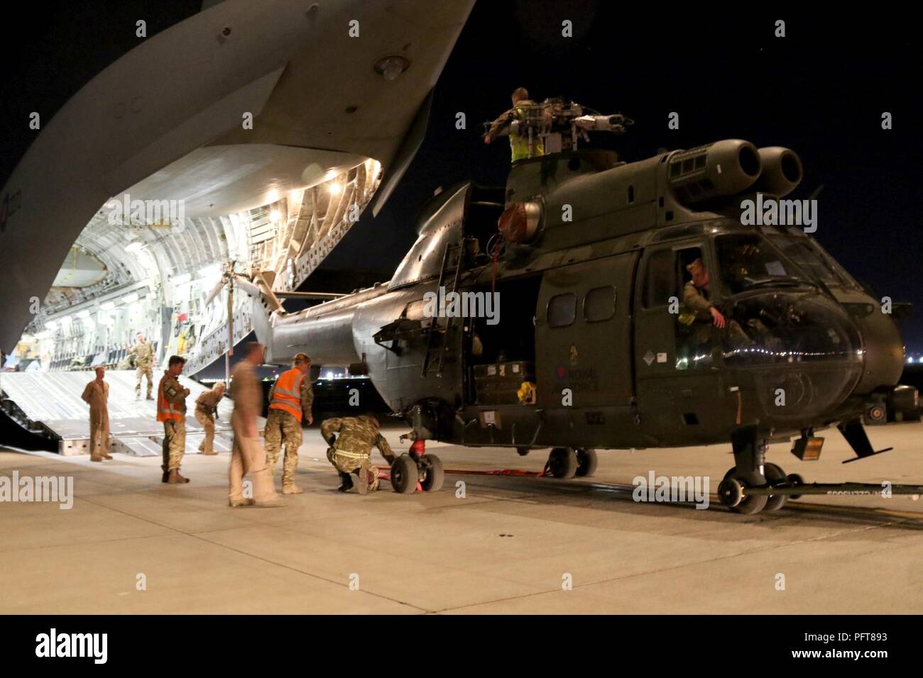 Kaboul, Afghanistan (20 mai 2018) - Les membres de la Royal Air Force britannique se préparent à charger un puma HC Mk2 à bord d'un hélicoptère de soutien moyen Royal Air Force C-17 Globemaster III, à l'Aéroport International d'Hamid Karzai à Kaboul, Afghanistan, le 20 mai 2018. Ce Puma sera de retour au Royaume-Uni pour l'entretien de routine. (Appui résolu Banque D'Images