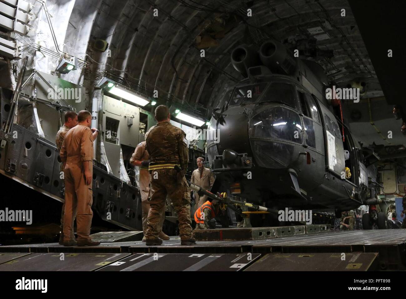 Kaboul, Afghanistan (20 mai 2018) - Les membres de la Royal Air Force britannique se préparent à charger un puma HC Mk2 à bord d'hélicoptères moyens de soutien de la Royal Air Force un C-17 Globemaster III, à l'Aéroport International d'Hamid Karzai à Kaboul, Afghanistan, le 20 mai 2018. Ce Puma sera de retour au Royaume-Uni pour l'entretien de routine. (Appui résolu Banque D'Images