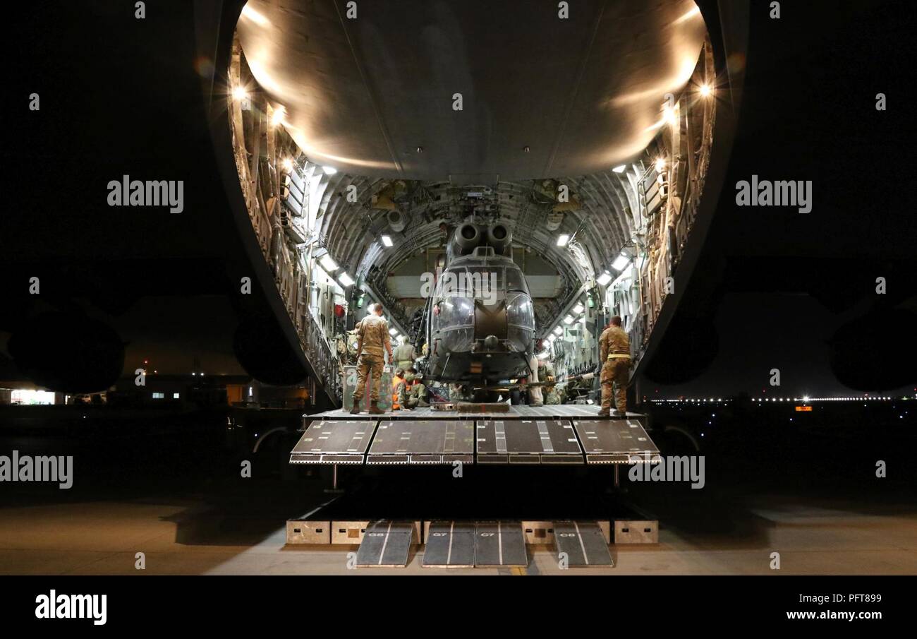 Kaboul, Afghanistan (20 mai 2018) - Les membres de la Royal Air Force britannique se préparent à charger un puma HC Mk2 à bord d'hélicoptères moyens de soutien de la Royal Air Force un C-17 Globemaster III, à l'Aéroport International d'Hamid Karzai à Kaboul, Afghanistan, le 20 mai 2018. Ce Puma sera de retour au Royaume-Uni pour l'entretien de routine. (Appui résolu Banque D'Images