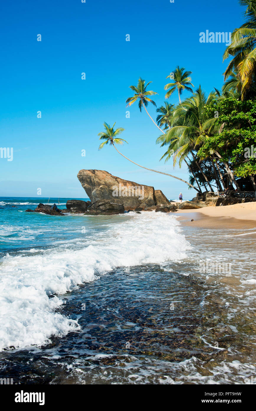 Sri Lanka, Province du Sud, Unawatuna, vagues sur Wijaya Beach Banque D'Images