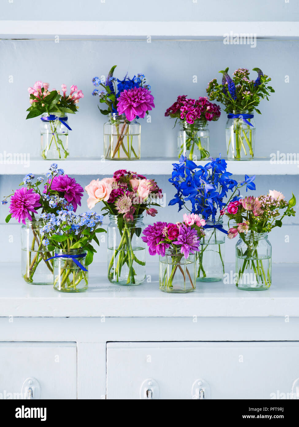 Des fleurs en pots, delphinium, astrantia, sweet william, spray rose, Veronica, dahlia, forget-me-not Banque D'Images