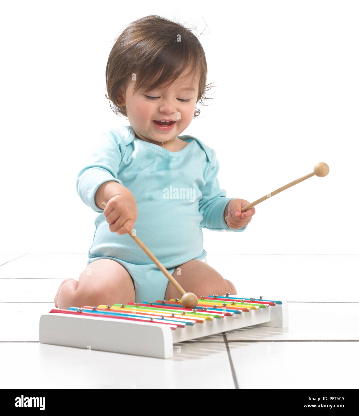 Baby boy playing toy xylophone Banque D'Images