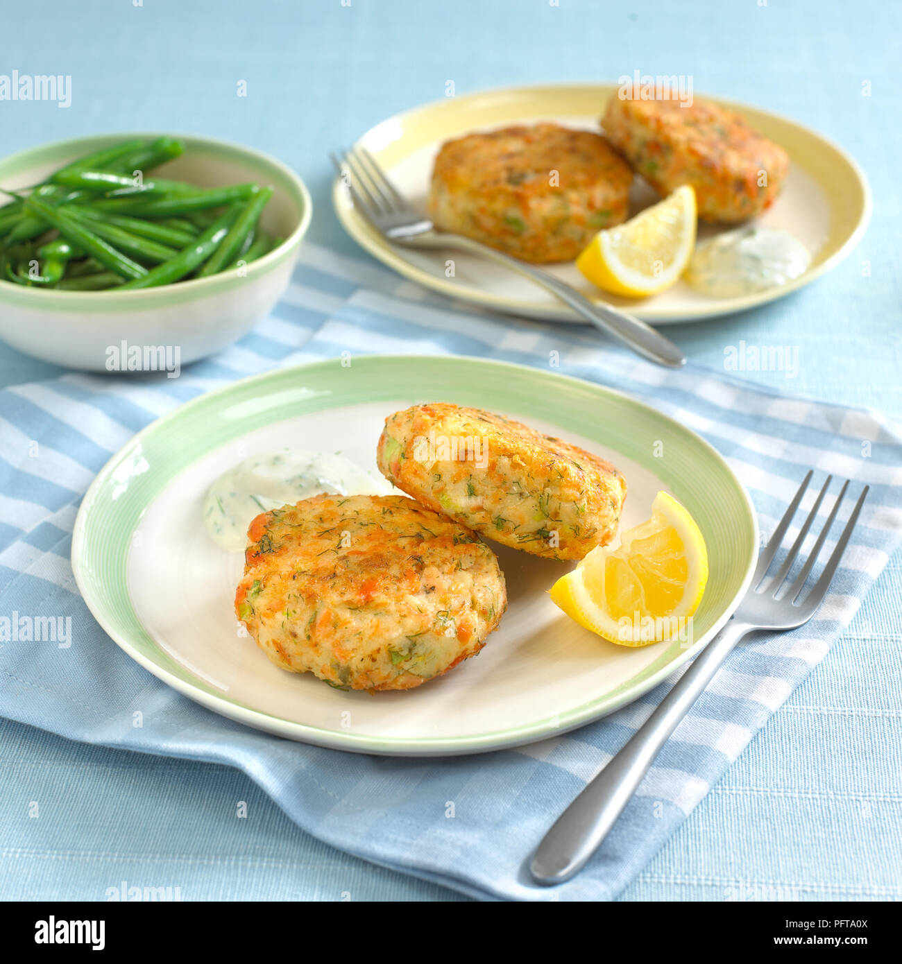 Fishcakes on plate Banque D'Images