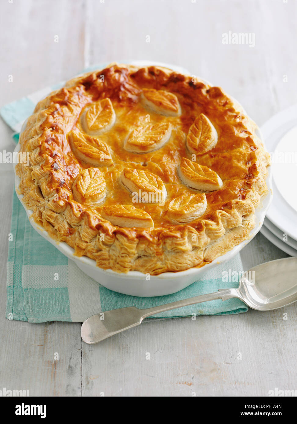 Tarte de viande avec des feuilles décoratives, croûte à patron Banque D'Images