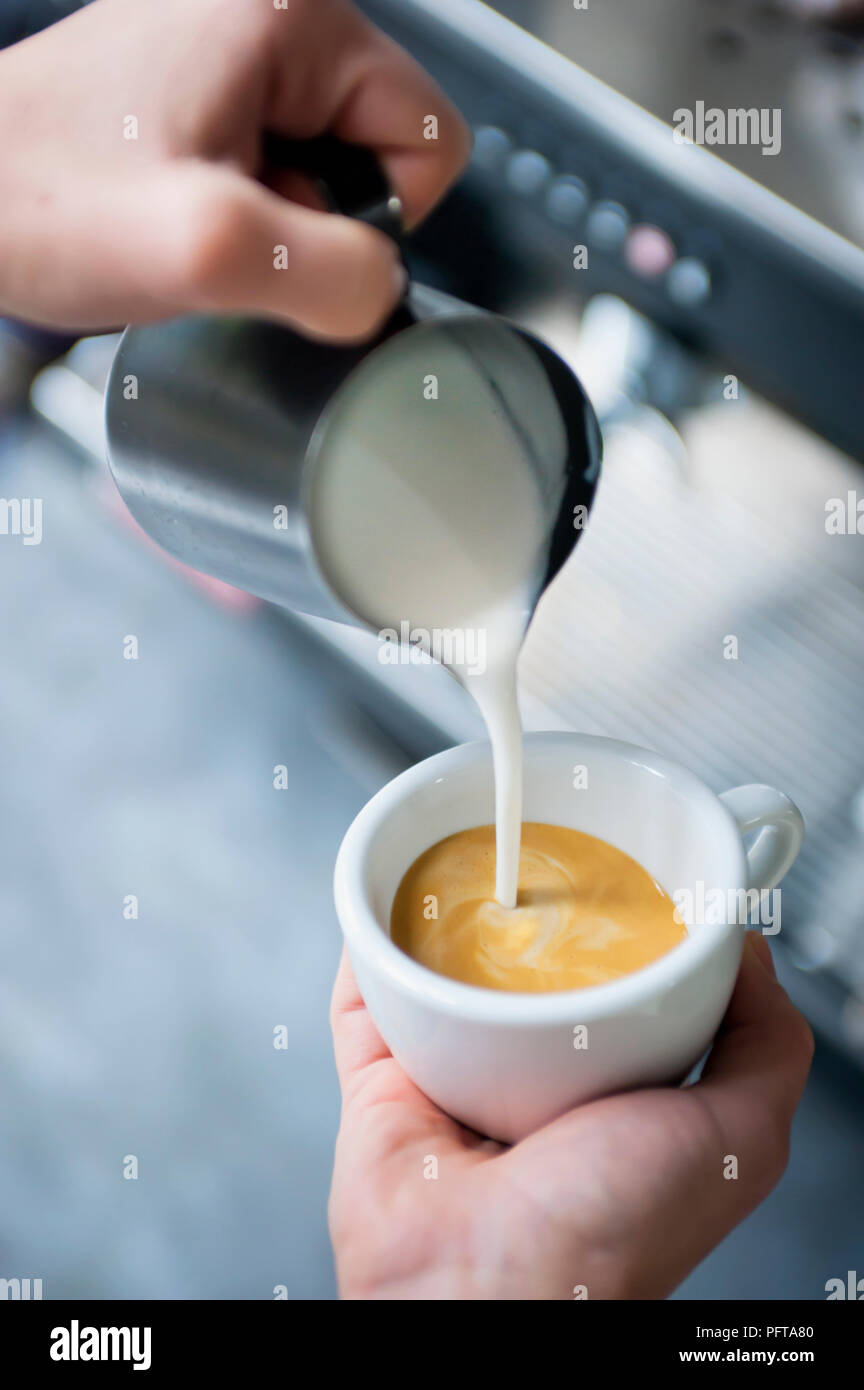 Verser coeur latte art Banque D'Images