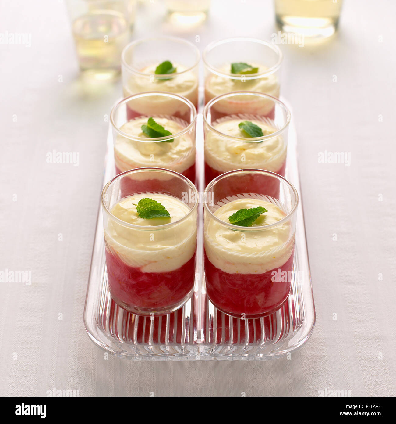 La rhubarbe et pots de citron, garnie de feuilles de menthe Banque D'Images