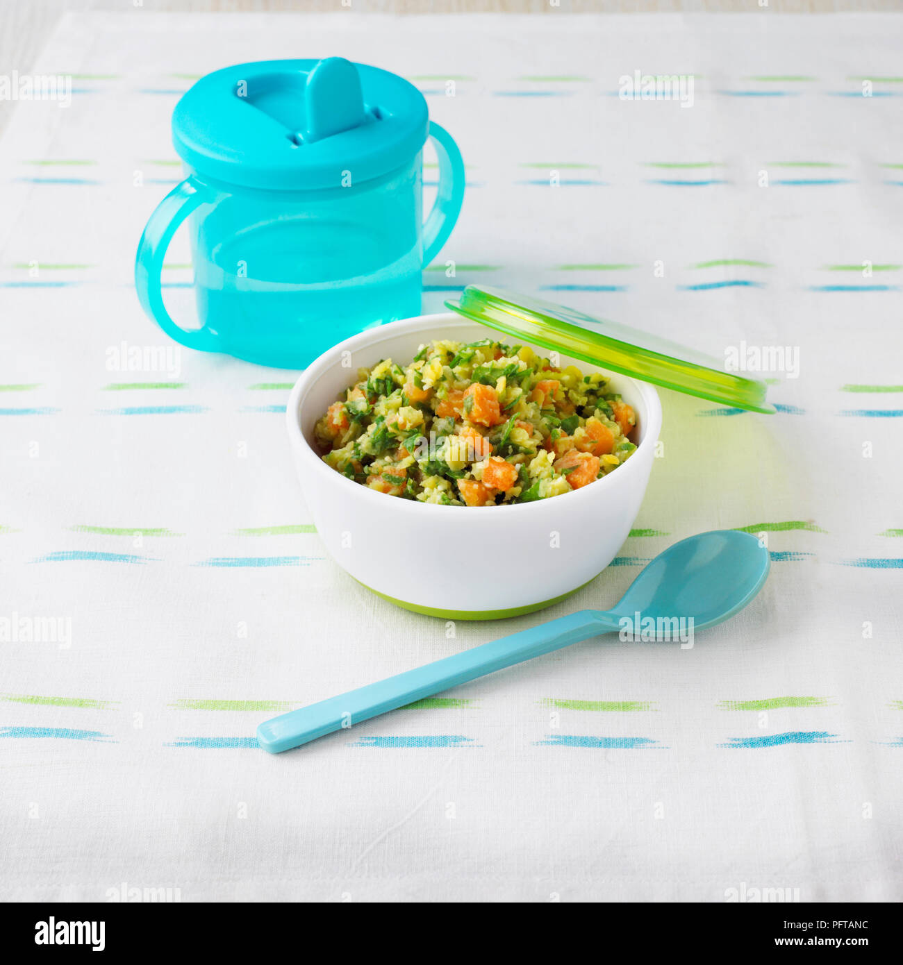 Des lentilles avec des carottes et des épinards, tasse en plastique alimentaire de l'enfant, Banque D'Images