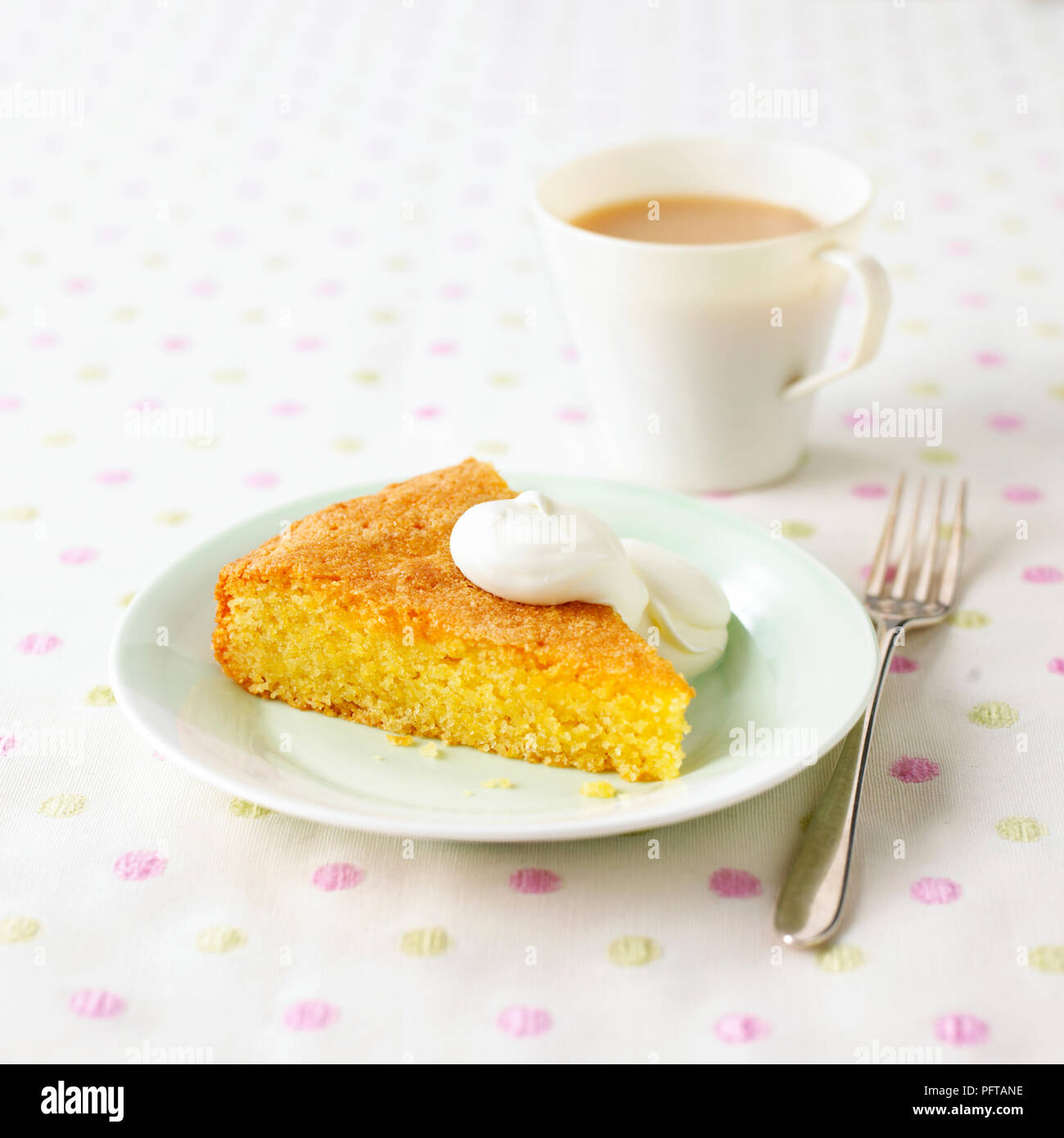 Gâteau de polenta Orange et tasse de thé Banque D'Images