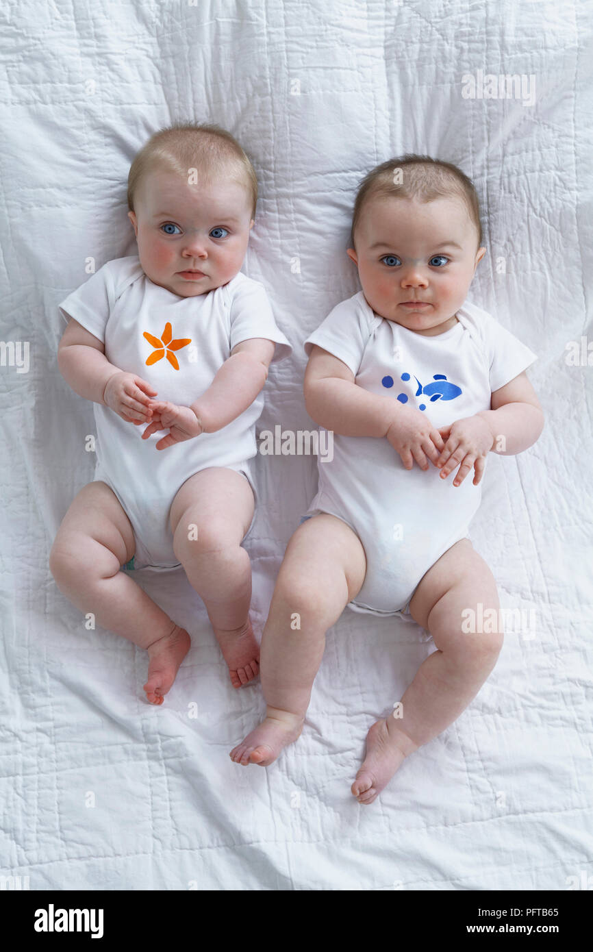 Des Jumeaux Fille Et Garcon Portant Des Onesies Au Pochoir 7 Mois Photo Stock Alamy