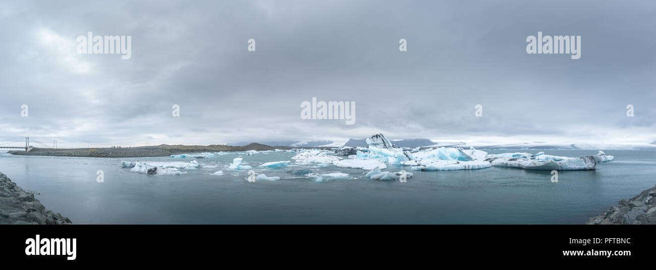 Une grande image panoramique de Jokulsarlon Glacial Lagoon avec de nombreux icebergs flottants visibles dans le lagon. Banque D'Images Une grande image panoramique de Jokulsarlon Glacial Lagoon avec de nombreux icebergs flottants visibles dans le lagon. Banque D'Images