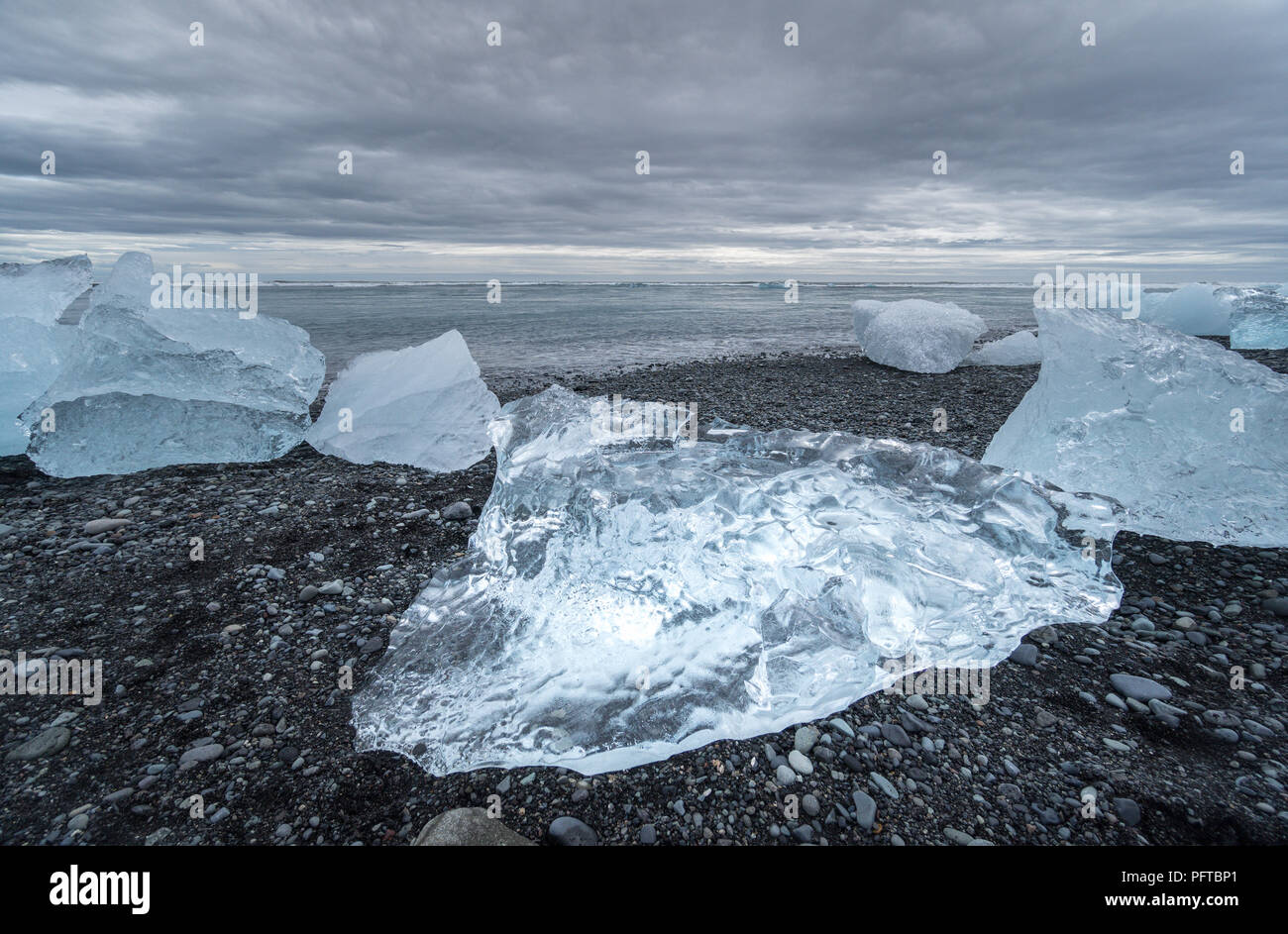 Les icebergs échoués sur une plage de sable noir à Jokulsarlon Glacier en Islande sur une plage connue sous le nom de Diamond Beach. Banque D'Images Les icebergs échoués sur une plage de sable noir à Jokulsarlon Glacier en Islande sur une plage connue sous le nom de Diamond Beach. Banque D'Images